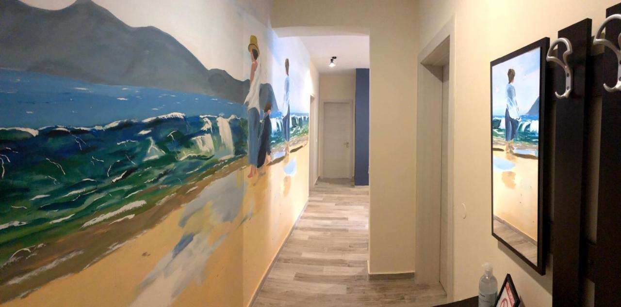 Gallery House In * Drama